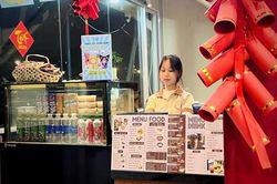 Sinh viên chọn làm thêm ngày Tết để nhân ba thu nhập