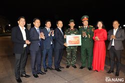 Phó Bí thư Thường trực Thành ủy Nguyễn Đình Vĩnh thăm, động viên các đơn vị, lực lượng thực hiện nhiệm vụ trong đêm giao thừa và phục vụ Tết