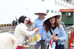 Hơn 800 khách du lịch tàu biển hạng sang 'xông đất' Đà Nẵng