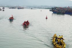 Ngư dân Nghệ An đua thuyền mừng Xuân mới