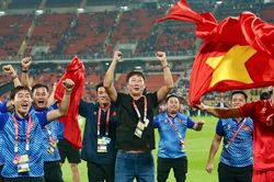 HLV Kim Sang Sik: 'Tình cảm của mọi người là động lực để tôi cố gắng'
