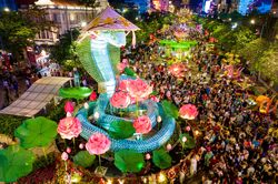 Giữ 2 cụm linh vật rắn trên đường hoa Nguyễn Huệ đến hết tháng 2