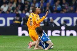 Thua sốc đội đang đua trụ hạng, Real Madrid có nguy cơ mất ngôi đầu La Liga