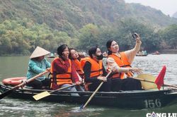 Giới trẻ hào hứng tham quan trải nghiệm tại quần thể danh thắng Tràng An đầu năm mới