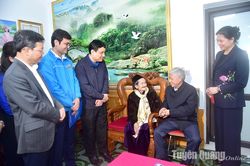 Chủ tịch Ủy ban Trung ương MTTQ Việt Nam Đỗ Văn Chiến thăm, tặng quà mẹ Việt Nam Anh hùng tại Sơn Dương