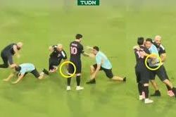 Khoảnh khắc CĐV 'hạ gục' vệ sĩ của Messi