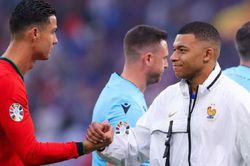 Ronaldo gửi lời nhắn đến Real Madrid, muốn 'dạy' Mbappe đá tiền đạo cắm