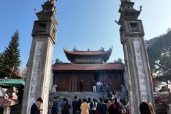Đền Cờn tấp nập đầu năm