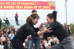 Đầu Xuân, xem thôn nữ so tài trên sới vật