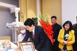 Nguyên Chủ tịch nước Trần Đức Lương nhận Huy hiệu 65 năm tuổi Đảng