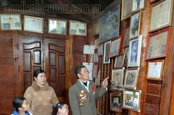 Gia đình đảng viên nơi cực Tây