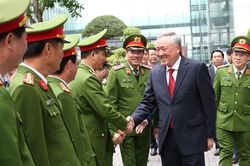 Phó Thủ tướng Thường trực Nguyễn Hòa Bình giao nhiệm vụ cho lực lượng Cảnh sát phòng chống tội phạm về môi trường