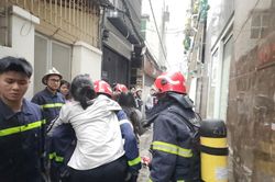 Cháy nhà trọ 6 tầng ở Hà Nội, 7 người mắc kẹt