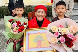 Cụ ông 112 tuổi có 29 cháu, 73 chắt và 4 chút tự chống gậy đi dự lễ mừng thọ