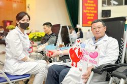 Hơn 2.000 người hiến máu trong kỳ nghỉ Tết