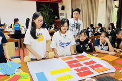 Đồng hành cùng con trên không gian số