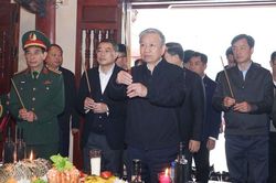 Tổng Bí thư Tô Lâm dâng hương tưởng niệm Anh hùng liệt sĩ tại Nghĩa trang liệt sĩ quốc gia Vị Xuyên