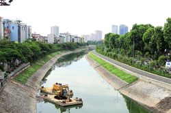 Chủ tịch Hà Nội giao triển khai giải pháp lấy nước sông Hồng bổ cập sông Tô Lịch