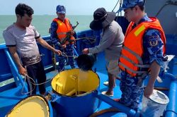 Tạm giữ tàu vận chuyển trái phép 100.000 lít dầu DO trên biển