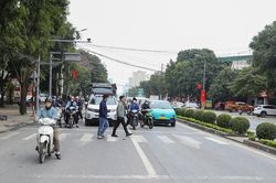 Bất cập hệ thống biển báo, vạch kẻ đường… tại thành phố Vinh