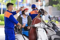 Giá xăng biến động tăng, giảm trái chiều