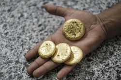 Lập đỉnh cao mới, giá vàng tiến gần mốc 2.900 USD/oz