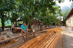 Nông dân cù lao cất nhà từ thiện