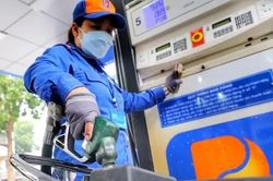 Giá xăng tăng giảm trái chiều