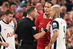 Đội trưởng Liverpool may mắn thoát thẻ đỏ sau pha chơi xấu với cầu thủ Tottenham