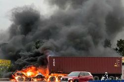 Bắc Ninh: Xe container bốc cháy ngùn ngụt khi đang đi trên đường