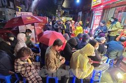 Nhiều người đổ đi mua vàng cầu may từ 3h sáng bất chấp mưa rét
