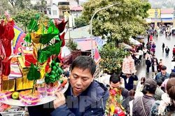 Dòng người tấp nập đội mưa về 'vay tiền, xin lộc' Bà Chúa Kho
