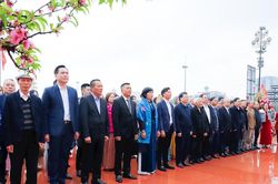 Đoàn đại biểu kiều bào Nghệ An dâng hoa tưởng niệm Chủ tịch Hồ Chí Minh