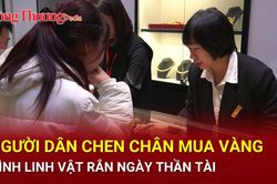 Người dân chen chân mua vàng hình linh vật Rắn ngày Thần Tài
