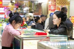 Nhộn nhịp khách mua vàng cầu may ngày vía Thần Tài