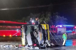 Phú Yên: Lật xe khách khiến 3 người tử vong, nhiều người bị thương