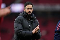 Chiếc áo rộng của Ruben Amorim ở Old Trafford