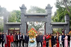 Hiệp hội Bất động sản tỉnh Nghệ An dâng hoa tại Khu Di tích Quốc gia đặc biệt Kim Liên