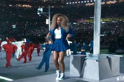 Huyền thoại tennis thế giới bất ngờ xuất hiện giữa giờ trận Super Bowl với màn nhảy cực cháy bên chủ nhân của 5 giải Grammy
