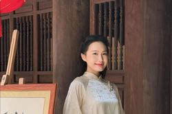 Bà xã Đoàn Văn Hậu gây ấn tượng khi đi lễ đầu năm
