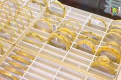 Giá vàng châu Á dao động gần mức cao kỷ lục
