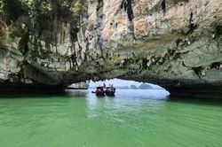 Hai triệu phú USD thăm vịnh Hạ Long