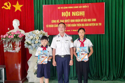 Vùng Cảnh sát biển 3 nhận đỡ đầu con của ngư dân tại tỉnh Bến Tre