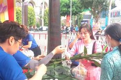 Lễ hội tại chùa trên 100 tuổi ở Bình Dương 'cái gì cũng miễn phí'