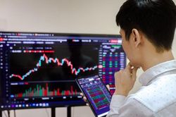 Việt Nam hướng tới mục tiêu tăng trưởng GDP trên 8%, chứng khoán có hưởng lợi?