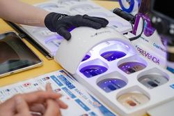 Mua tròng đổi màu chính hãng tại đại lý được ủy quyền