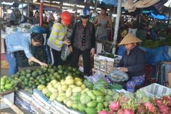 Thị trường rằm tháng Giêng: Đa dạng hàng hóa, giá cả ổn định