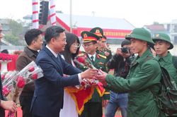113 thanh niên thị xã Sơn Tây phấn khởi lên đường nhập ngũ