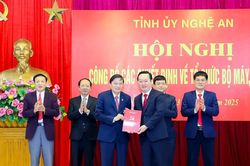 Đồng chí Lê Hồng Vinh được chỉ định giữ chức Bí thư Đảng ủy UBND tỉnh Nghệ An