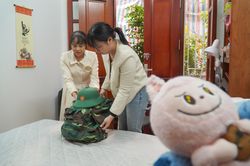 Cô kỹ sư trẻ dừng công việc, viết đơn xin nhập ngũ